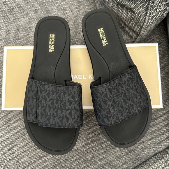 Michael Kors Wade slides size 8 - Picture 2 of 4